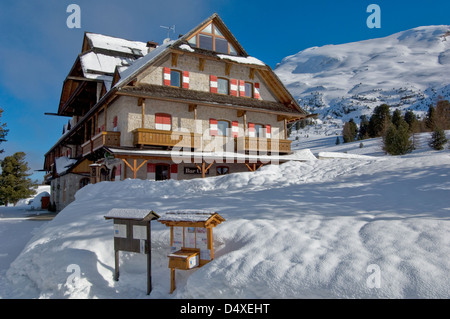 La neve che circonda l'Hotel Edelweiss in inverno,Val Pusteria, Prags-Braies, Sudtirol, Dolomiti Foto Stock