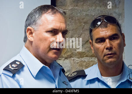 Israele commissario di polizia, Yohanan Danino (L), e il distretto di Gerusalemme Comandante di Polizia Yosef Pariente (R), sono aggiornati sui preparativi per il funzionamento indistruttibile alleanza a Gerusalemme il Distretto di Polizia di Information Center. Gerusalemme, Israele. 20-Marzo-2013. Israele commissario di polizia, Yohanan Danino, conduce i last minute ispezioni in punti cruciali nel quadro di funzionamento dell'alleanza indistruttibile di poche ore prima di U.S. Il presidente Barack Obama è previsto l arrivo di una 48 Ore di visita ufficiale. Foto Stock