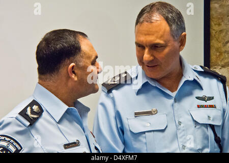 Israele commissario di polizia, Yohanan Danino (R), e il Maggiore Generale Nissim Mor (L), capo del reparto operazioni, vengono aggiornati sui preparativi per il funzionamento indistruttibile alleanza a Gerusalemme il Distretto di Polizia di Information Center. Gerusalemme, Israele. 20-Marzo-2013. Israele commissario di polizia, Yohanan Danino, conduce i last minute ispezioni in punti cruciali nel quadro di funzionamento dell'alleanza indistruttibile di poche ore prima di U.S. Il presidente Barack Obama è previsto l arrivo di una 48 Ore di visita ufficiale. Foto Stock