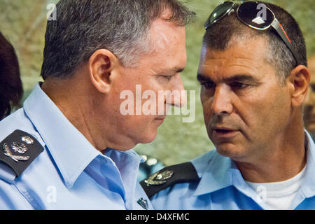 Israele commissario di polizia, Yohanan Danino (L), e il distretto di Gerusalemme Comandante di Polizia Yosef Pariente (R), sono aggiornati sui preparativi per il funzionamento indistruttibile alleanza a Gerusalemme il Distretto di Polizia di Information Center. Gerusalemme, Israele. 20-Marzo-2013. Israele commissario di polizia, Yohanan Danino, conduce i last minute ispezioni in punti cruciali nel quadro di funzionamento dell'alleanza indistruttibile di poche ore prima di U.S. Il presidente Barack Obama è previsto l arrivo di una 48 Ore di visita ufficiale. Foto Stock