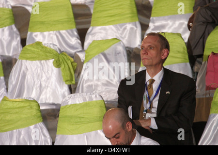 Bomas del Kenya, Nairobi, Kenya - 5 Marzo 2013: Ambasciatore USA in Kenya Robert F.Godec a elezioni centro situato a Bomas del Kenya a Nairobi. © David Mbiyu/Alamy Live News Foto Stock