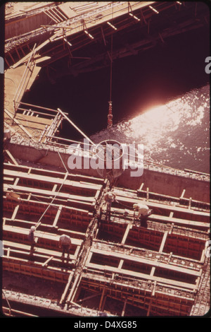 Questa fotografia del 1973 cattura la costruzione del sito Expo 74 lungo il fiume Columbia, a Spokane, Washington. Esso mette in evidenza lo sviluppo della sede per l’esposizione mondiale del 1974, parte di un progetto più ampio incentrato sullo sviluppo urbano e sui miglioramenti ambientali. Foto Stock