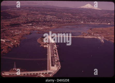 Il Dalles diga sul fiume Columbia. Sullo sfondo è il monte Cofano che, a 11,235 ft. Elevazione, è il punto più alto in Oregon 06/1973 Foto Stock