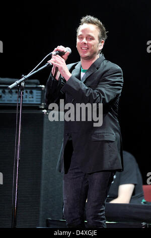 Paul Josef Olsson, US cantante di Alan Parsons Live Project esegue sul palco durante un concerto del Greatest Hits Tour 2013 di Alan Parsons Live Project a Phoenix-Halle in Mainz, Germania, 19 marzo 2013. Foto: Revierfoto Foto Stock