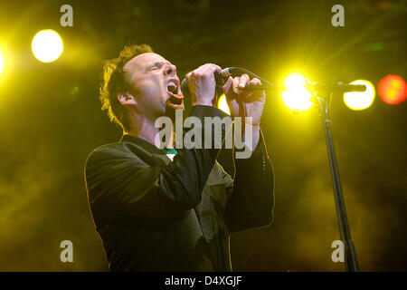 Paul Josef Olsson, US cantante di Alan Parsons Live Project esegue sul palco durante un concerto del Greatest Hits Tour 2013 di Alan Parsons Live Project a Phoenix-Halle in Mainz, Germania, 19 marzo 2013. Foto: Revierfoto Foto Stock