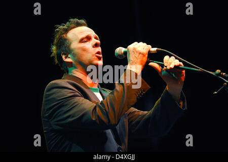 Paul Josef Olsson, US cantante di Alan Parsons Live Project esegue sul palco durante un concerto del Greatest Hits Tour 2013 di Alan Parsons Live Project a Phoenix-Halle in Mainz, Germania, 19 marzo 2013. Foto: Revierfoto Foto Stock