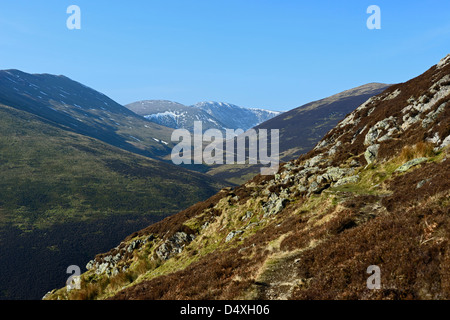 Scar dirupi, Vela e anguilla dalla rupe alta Moss, Outerside. Parco Nazionale del Distretto dei Laghi, Cumbria, England, Regno Unito, Europa. Foto Stock