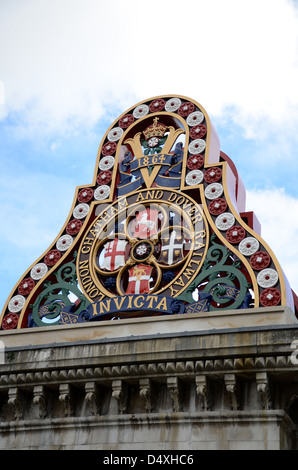 Distintivo della LCDR - London Chatham and dover Railway - dal primo Blackfriars Railway Bridge. Datata 1864 e contrassegnata con Invicta Foto Stock