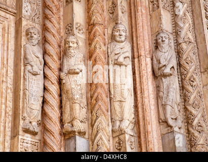 VERONA - gennaio 27: dettaglio delle statue di profeti dal portale principale del Duomo su gennaio 27, 2013 a Verona, Italia Foto Stock