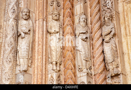 VERONA - gennaio 27: dettaglio delle statue di profeti dal portale principale del Duomo su gennaio 27, 2013 a Verona, Italia Foto Stock