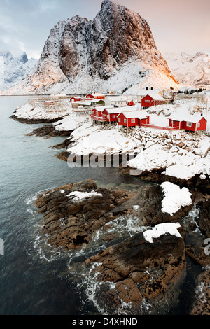 Una vista di Hamnoy villaggio sulle isole Lofoten con Lilandstinden in background Foto Stock