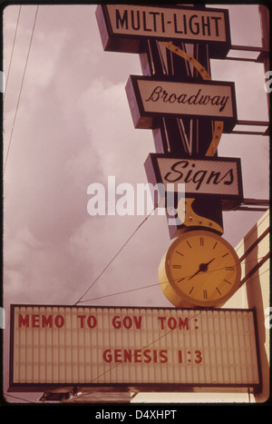 Non tutti i commercianti hanno concordato con l'Oregon del governatore ordine esecutivo limitandone al neon e illuminazione commerciale. Questa luce al neon di società di cui al brano biblico che recita "Sia la luce!" al Portland 10/1973 Foto Stock