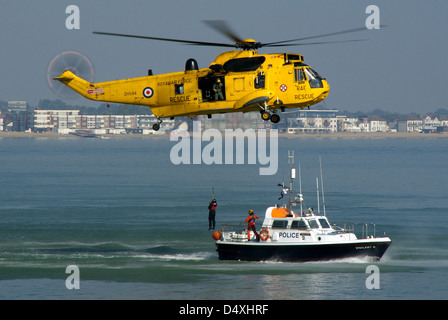 Una pratica scenario di salvataggio effettuato a Southend on sea da un RAF Search & Rescue Sea King ZH serie544 e un lancio di polizia. Spazio per la copia Foto Stock