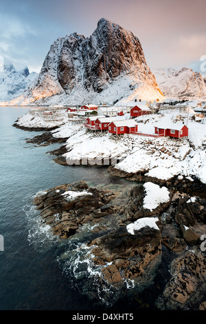 Una vista di Hamnoy villaggio sulle isole Lofoten con Lilandstinden in background Foto Stock