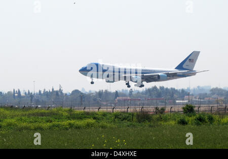 L'aeroporto di Ben Gurion, Tel Aviv, Israele. Xx Marzo 2013. Il presidente statunitense sbarca in Israele su Air Force One; 1.000 persone che lo attendono all'aeroporto; israeliane e i funzionari statunitensi affermano 50 ore di visita per impostare il tono del 2 leader dell' rapporto nei prossimi 4 anni. Credito: Shay Prelievo/Alamy Live News Foto Stock