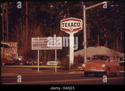 Mancanza di combustibile nel nord-ovest del Pacifico ha provocato un segno circa meno ore come questo in corrispondenza di una stazione di benzina a Oak Grove Oregon. La maggior parte delle stazioni hanno ridotto le loro ore e chiuso di domenica 12/1973 Foto Stock