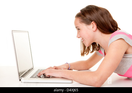 Bambino o l'adolescente utilizzando Internet computer portatile Foto Stock
