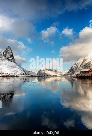 Una vista guardando verso nord Reine porto verso Sakrisoy nei sulle Isole Lofoten Foto Stock