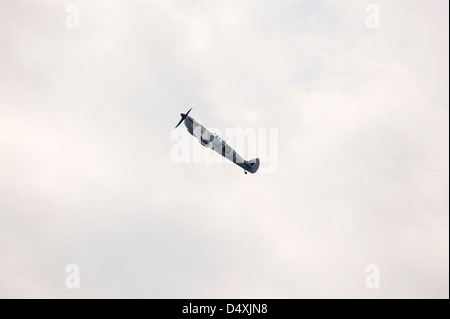 MK356 Supermarine Spitfire LF Mk IXe del Battle of Britain Memorial Flight (BBMF) in una salita ripida Foto Stock