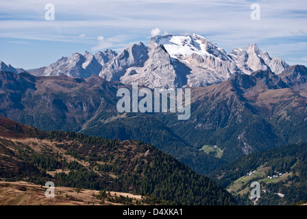 Vetta più alta delle Dolomiti - Punta Penia sulla Marmolada gruppo montuoso con ghiacciaio da sentiero escursionistico tra il Passo Falzarego e Monte Nuvolau Foto Stock