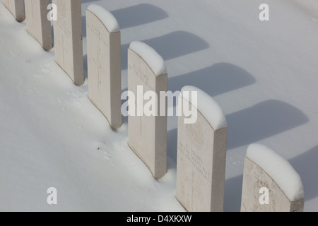 Una coperta di neve Tyne Cot cimitero Foto Stock