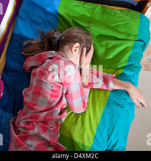 Teen girl frustrazione piangere giacente sul letto Foto Stock