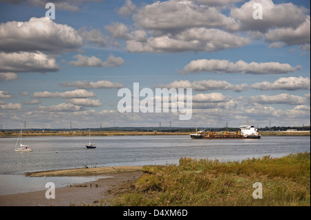 Spedire la navigazione lungo il fiume Tamigi vicino a Erith, Kent, Regno Unito Foto Stock