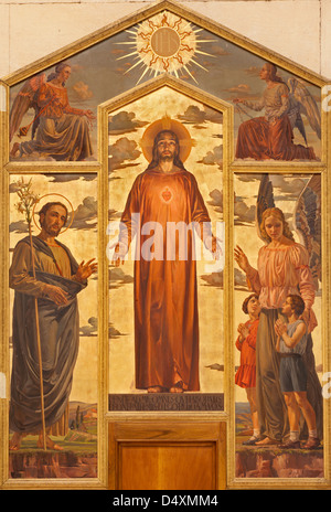 VERONA - gennaio 27: Il Cuore di Cristo forma di verniciatura 19.cent. sul lato altare nella basilica di San Zeno a gennaio 27, 2013 a Verona Foto Stock