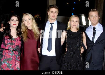 Los Angeles, California, USA. Xix Marzo 2013. Stephenie Meyer, Saoirse Ronan, Andrew Niccol, Max ferri da stiro, Diane Kruger, Jake Abel presso gli arrivi per l'HOST Premiere, Glossari Affini cupola al Arclight Hollywood, Los Angeles, CA Marzo 19, 2013. Foto Da: Michael Germana/Everett raccolta/Alamy Live News Foto Stock