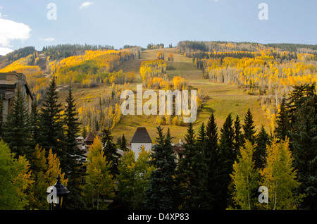Vail e il suo orologio iconico edificio a torre impostare un incredibile primo piano per autunno sulla montagna sciistica dietro. Foto Stock