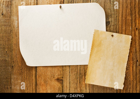 Chiazzato beige pergamena poster simile a grungy cowboy avvisi voleva inchiodato al vintage doghe in legno Foto Stock