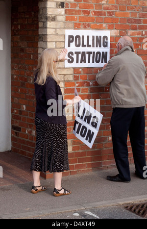 Due stazione di polling cancellieri messo un avviso Foto Stock