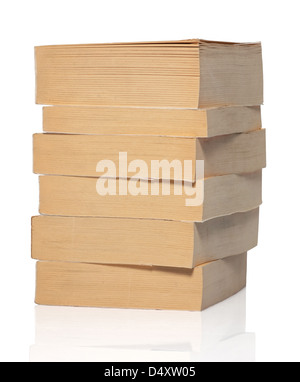 Pila di libri su sfondo bianco Foto Stock
