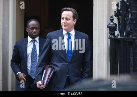 A Downing Street, Londra, Regno Unito. Xx Marzo 2013. Il Primo Ministro David Cameron lasciando Downing Street prima di George Osborne, il Cancelliere dello Scacchiere fornisce il suo quarto bilancio in un contesto di rallentamento della crescita e di maggiore indebitamento. Credito: Jeff Gilbert / Alamy Live News Foto Stock