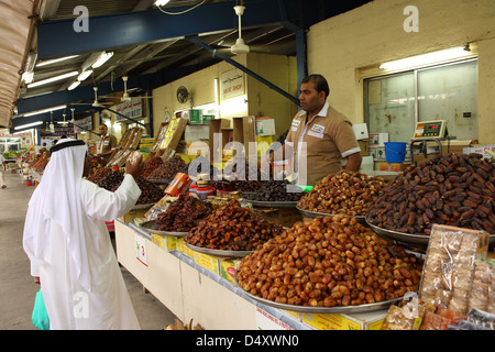 L'uomo le date di vendita al mercato, Dubai, Emirati Arabi Uniti Foto Stock