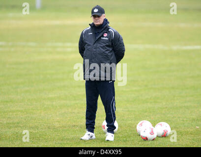 Head Coach della Bundesliga club di calcio Eintracht Frankfurt Armin Veh conduce una sessione di formazione di Eintracht Frankfurt a Francoforte sul Meno, Germania, 20 marzo 2013. È ancora incerto se Veh si estenderà il suo contratto o se egli lascerà il club. Foto: ARNE DEDERT Foto Stock