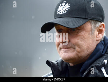 Head Coach della Bundesliga club di calcio Eintracht Frankfurt Armin Veh conduce una sessione di formazione di Eintracht Frankfurt a Francoforte sul Meno, Germania, 20 marzo 2013. È ancora incerto se Veh si estenderà il suo contratto o se egli lascerà il club. Foto: ARNE DEDERT Foto Stock