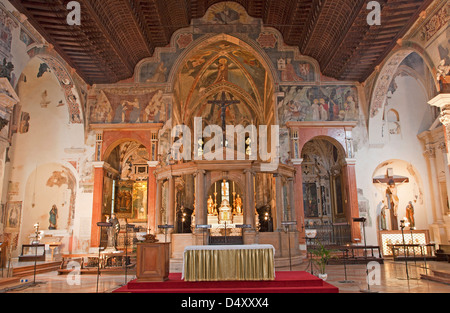 VERONA - gennaio 28: Interno della chiesa di San Fermo Maggiore da 13. cento. il 28 gennaio 2013 a Verona, Italia. Foto Stock