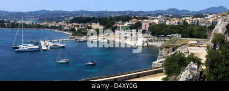 Vista sulla città di Corfù dal vecchio Fort, un patrimonio mondiale UNESCO città, l'isola di Corfù, Grecia, Europa Foto Stock