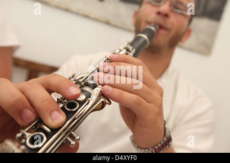 Concerto di musica klezmer riproduce il clarinetto, Israele, Gerusalemme, città vecchia, il quartiere ebraico Foto Stock