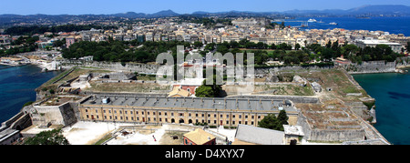 Vista sulla città di Corfù dal vecchio Fort, un patrimonio mondiale UNESCO città, l'isola di Corfù, Grecia, Europa Foto Stock