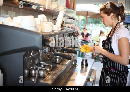 Femmina rende barista caffè espresso Foto Stock