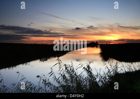 Tramonto in inverno scena, 40 piedi di scarico, vicino a Ramsey town, Fenland, Cambridgeshire, Inghilterra; Gran Bretagna; Regno Unito Foto Stock