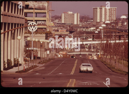 Lone auto su una strada di solito riempiti con i driver di domenica dà un'idea della portata del divieto di domenica la benzina vendite erano sugli automobilisti 12/1973 Foto Stock