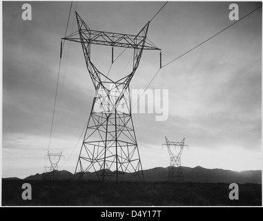 L'iconica fotografia in bianco e nero di Ansel Adams delle linee di trasmissione nel deserto del Mojave, che conduce dalla diga di Boulder (diga di Hoover). L'immagine cattura la scala delle infrastrutture idroelettriche nel paesaggio desertico. Foto Stock