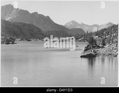 Nel 1936, Ansel Adams catturò il lago RAC nel Kings River Canyon, California, un luogo in seguito proposto come parco nazionale. Questa fotografia in bianco e nero fa parte della collezione U.S. National Archives, che mostra la bellezza naturale e gli sforzi di conservazione. Foto Stock