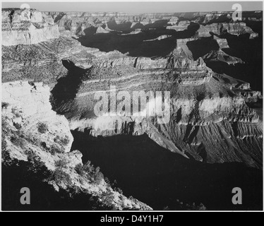 Questa fotografia del 1935 del Grand Canyon, scattata da Ansel Adams, cattura l'iconico paesaggio in bianco e nero. L'immagine fa parte della collezione degli U.S. National Archives e mette in evidenza la bellezza di questo parco nazionale in Arizona. Foto Stock