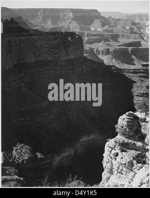 Questa fotografia del 1941 di Ansel Adams cattura il Grand Canyon dal South Rim, mostrando un canyon oscurato. L'iconica fotografia in bianco e nero di Adams mette in risalto la bellezza naturale del parco. Foto Stock