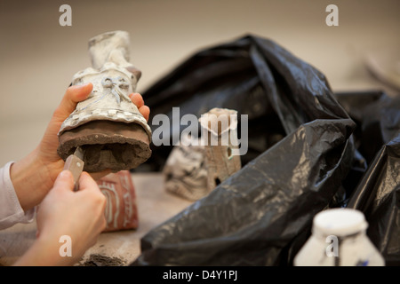 Una classe di ceramica a Cardonald college di Glasgow. Foto Stock