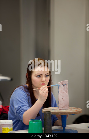 Uno studente lavora su un design nella sua classe ceramica a Cardonald college di Glasgow. Foto Stock